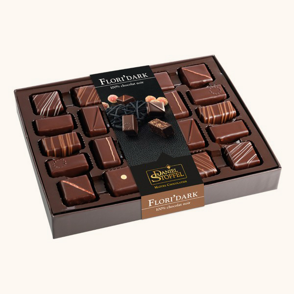 Boîte garnie d'un assortiment de bonbons au chocolat noir