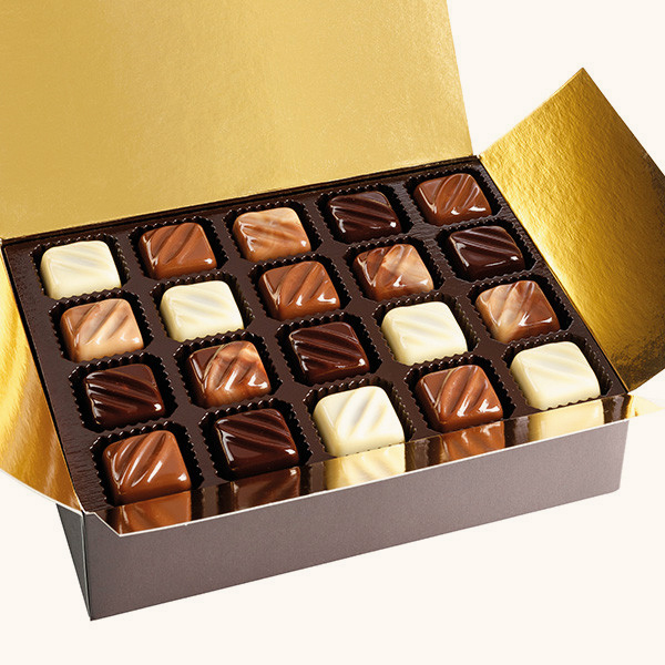 Ballotin de bonbons chocolats fourrés au praliné amandes et noisettes enrobé lait blanc noir