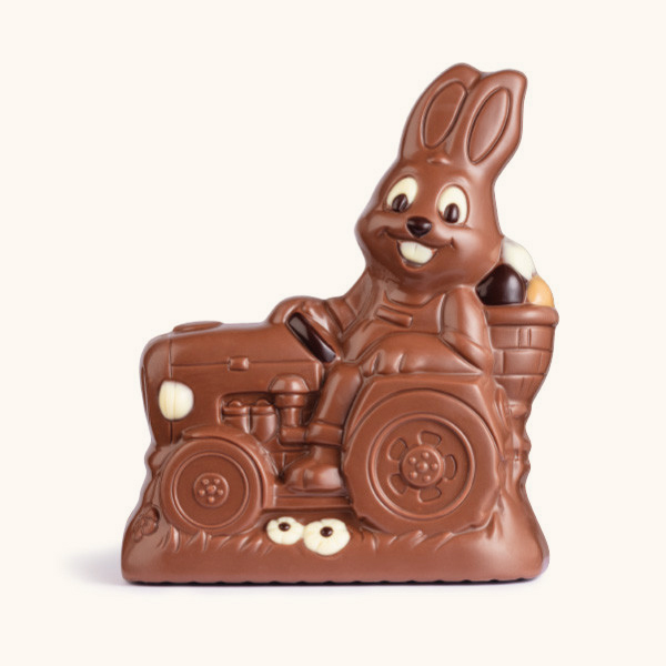 Le lapin sur son tracteur. Moulage au chocolat au lait - H. 15 cm